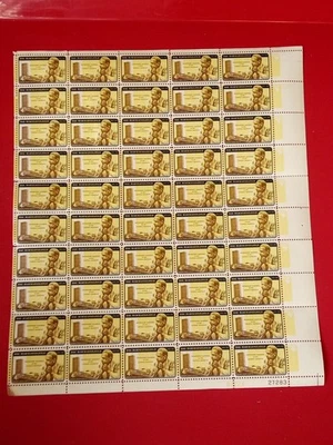 Hoja de 50 estampillas amarillas invertidas de 4 centavos Dag Hammarskjöld 1962 de Estados Unidos Foto 1 de 3