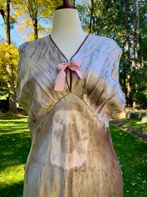 Camisón vintage de satén de seda de los años 30 corte sesgado - teñido a mano gris púrpura con lazo Foto 1 de 4