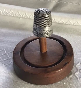 Ketcham & McDougall Sterling Vintage Thimble , Size 10, Berry & Vine Motif - Picture 1 of 7