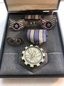 Set nastro e spilla medaglie al merito dell'aeronautica degli Stati Uniti - Foto 1 di 10
