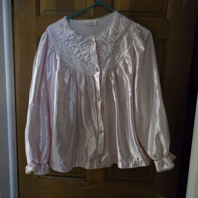 Pijama Sears Catchet rosa brillante satinado con cuello de encaje. Talla mediana Foto 1 de 4