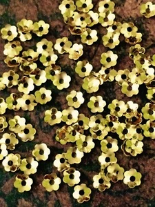 Sequins 4mm Bright Classic Gold Metallic Tiny Flower Cup Choose Pack Size - Bild 1 von 2