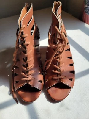 Sandálias de couro Brash tamanho 7,5 - Imagem 1 de 3