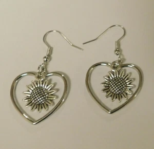 NEU Paar süße durchbohrte Edelstahl Ohrringe REDUZIERT MEHR ZU VERKAUFEN - Bild 1 von 2