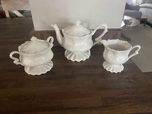 Grace's Teegeschirr, weiße Porzellan-Teekanne mit Milchkännchen & zuckerweiß ftd Rüsche - Bild 1 von 4