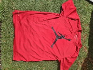 Nike Air Jordan rot Jungen T-Shirt Größe 10-12y - Bild 1 von 2