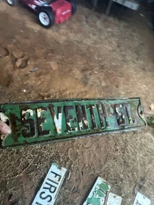 Vintage geprägtes Stahlschild im Ruhestand Straßennamen Seventh Street 24”x6” schwer - Bild 1 von 4