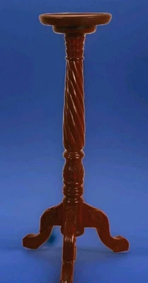 Antorcha de caoba estilo Chippendale; giro distintivo de cebada; pie de garra de trípode Foto 1 de 4