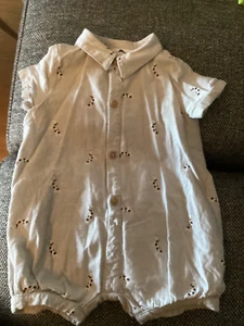 Baby Strampler von Tommy Bahama 6-9 Monate Dackel Hunde - Bild 1 von 6