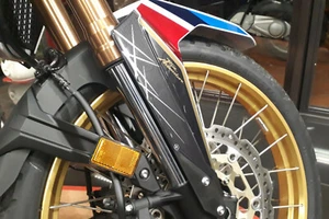 KIT ADESIVI 3D PROTEZIONI PARAFANGO ANTERIORE compatibili HONDA AFRICA TWIN 1100 - Foto 1 di 4