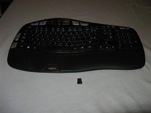 Teclado inalámbrico ergonómico Logitech K350 Comfort Wave con dongle probado funciona - Imagen 1 de 7