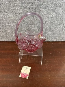 De colección ~ Fenton ~ Cesta con mango de rosa polvorienta patrón de fresa ~ con etiqueta y pegatina - Imagen 1 de 6