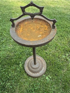 VINTAGE METAL FLOOR ASHTRAY - Picture 1 of 3