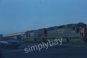 Diapositiva fotográfica Southern Pacific Diesel SP 9037 (SD45) y SP 9344 (SD45T-2), CA 1980 - Imagen 1 de 3