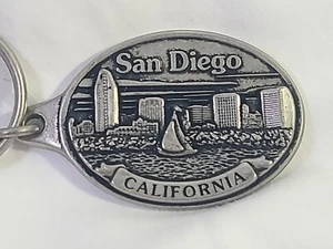 San Diego Portachiavi Fob Peltro Bay Barca a Vela Shoreline Road Runner Card Co 2" - Foto 1 di 9