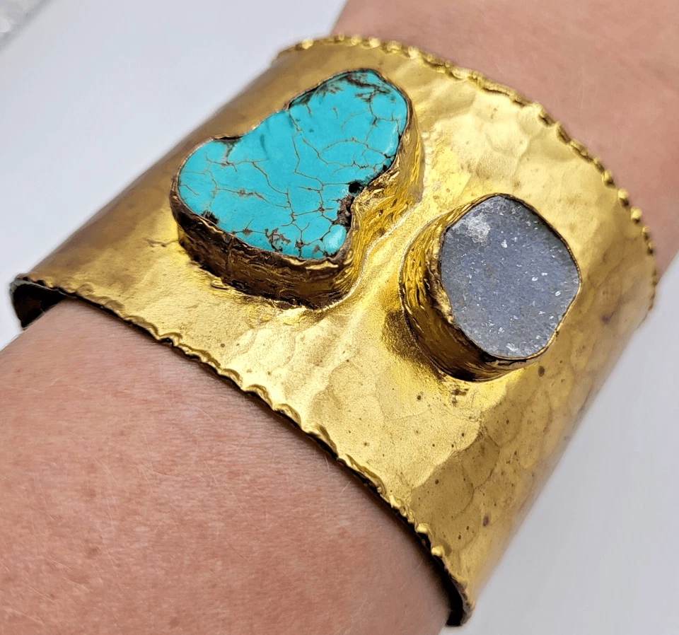 Brazalete Grueso Latón Martillado Bohemio Grueso Geoda Turquesa 2 pulgadas de ancho Foto 1 de 4