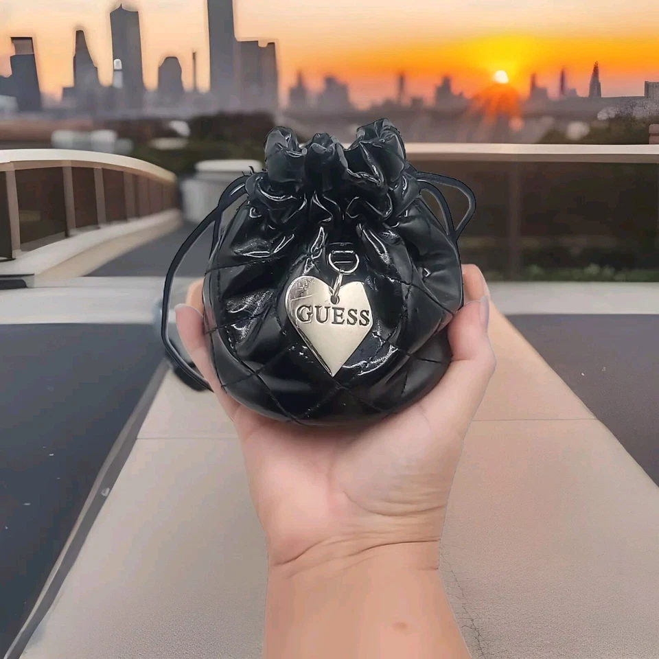 Guess Acolchado Negro y Plata Corazón Imitación Cuero Cordón Joyería Reloj Bolsa Foto 1 de 4