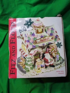 Fitz & Floyd 2002 Candy Lane Musical Gingerbread House Santa’s Railroad Station - Bild 1 von 5