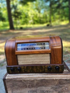 "Philco" Multi-Band Radio ~ Wooden Cabinet ~ Model 42-340 ~ 1942 ~ Operational  - Picture 1 of 13