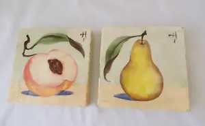 2 azulejos colgantes de pared arte melocotón y pera XENIA TALER - 4" arte popular rústico tema de frutas - Imagen 1 de 24