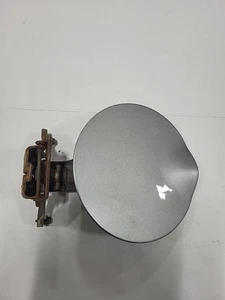 Chevy Trailblazer GMC Envoy 2002-2009 puerta de llenado de combustible tapa de gasolina plateada #Q7 AV OEM - Imagen 1 de 7