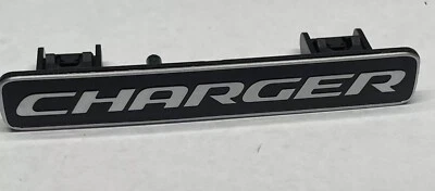 15-22 DODGE CARGADOR TABLERO PANEL DE INSTRUMENTOS EMBLEMA PLACA DE IDENTIFICACIÓN FABRICANTE DE EQUIPOS ORIGINALES NUEVO MOPAR Foto 1 de 4