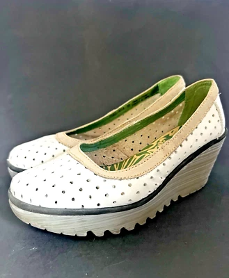 Fly London Yobe Platforms 坡跟高跟鞋白色穿孔懒人鞋 39/US 8-8 1/2 码 — 第 1/4 张图片