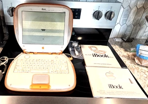 Apple iBook G3 Clamshell M2453 Laptop Tangerine with accessories Powers up - Zdjęcie 1 z 12