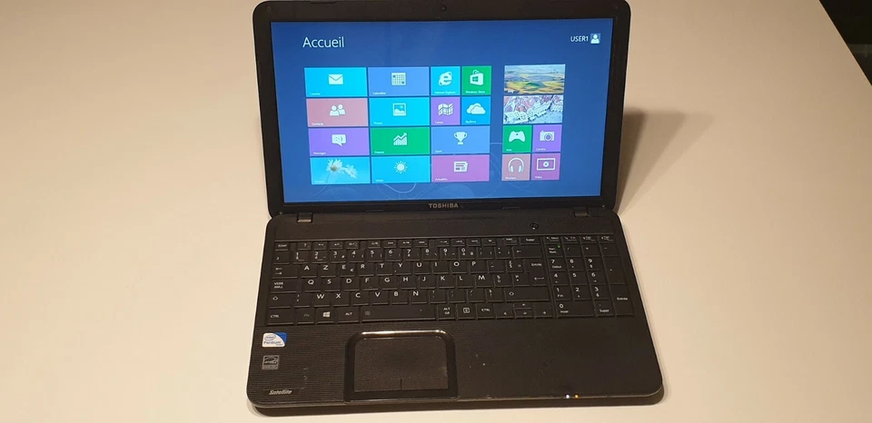 Computer Toshiba Satellite C850-1C8 - Intel B960 - 500 Go - 4 Go RAM - Immagine 1 di 4