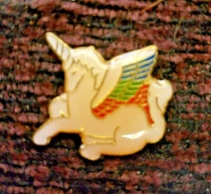 Vintage Emaille Pegasus Einhorn weiß farbige Flügel Hut Pin Größe 3/4" T x 3/4" W - Bild 1 von 1