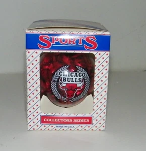 Chicago Bulls Deportes Coleccionista Serie Navidad Vidrio Redondo Adorno Nuevo En Caja - Imagen 1 de 6
