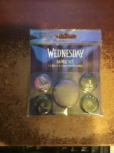 ADAMS FAMILY MIÉRCOLES 5 ESLOGAN INSIGNIAS METÁLICAS CUMPLEAÑOS NAVIDAD NIÑOS JUGAR - Imagen 1 de 1