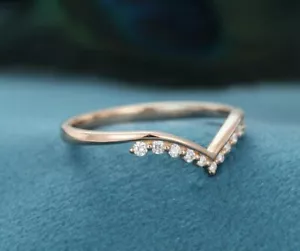 Anillo de boda Chevron de oro liso de 14 K curvo de diamantes. - Imagen 1 de 12