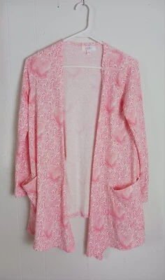 Suéter Cárdigan Lularoe Carolina con Bolsillos Rosa con Corazones Talla XS Foto 1 de 4