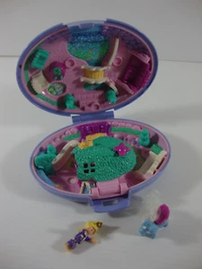 Playset compatto ovale vintage Polly Pocket unicorno prato Bluebird Toys 1995 - Foto 1 di 9