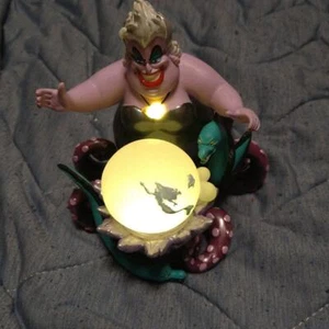 Figura Luz LED Sirenita Úrsula Japón Disney Store Usada - Imagen 1 de 4