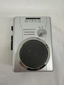 Reproductor de cassette DIGITNOW funciona pero reproduce cintas lentamente. Uso para piezas plata negro - Imagen 1 de 9