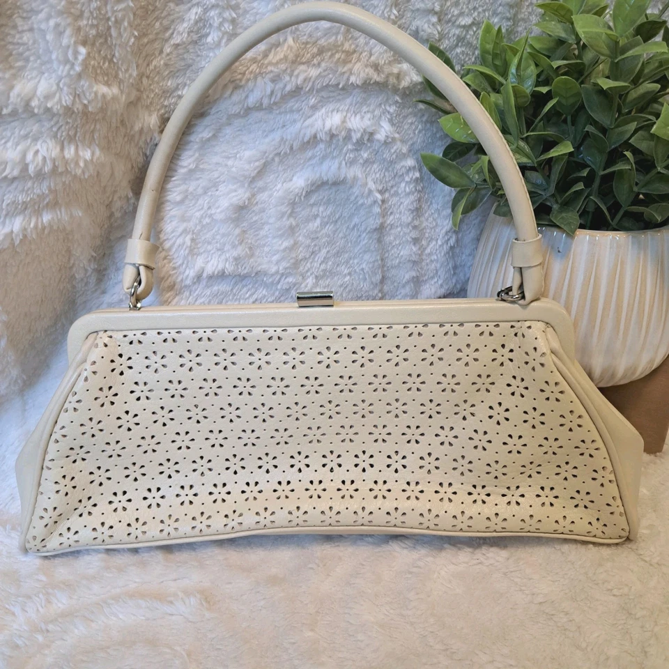 De Colección Y2K Mini Bolso de Hombro Baguette Crema Beige Este Oeste Bolso de Mano Perforado  Foto 1 de 4