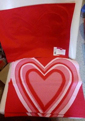 NEW SET OF 3 TARGET COTTON RED/PINK PLACEMATS W/LRG. HEARTS~ 14 X 18 INCHES WIDE - Image 1 of 3
