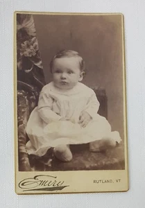 Gabinete Tarjeta Foto Retrato Bebé Niño en silla floral Cortina Vestido victoriano 9 meses - Imagen 1 de 2
