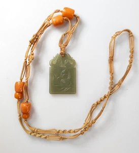 Antiguo collar chino de placa de jade de nefrita verde con cuentas de coral florales - Imagen 1 de 8