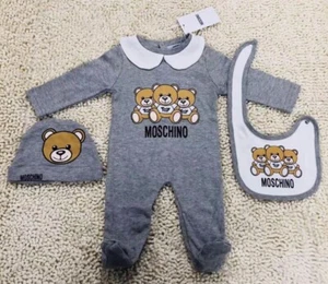 Moschino Tutina Cappellino Bavetta Neonato Neonata Unisex Idea regalo - Foto 1 di 1
