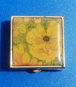 Portapillole vintage tono oro con disegno floreale - Foto 1 di 5
