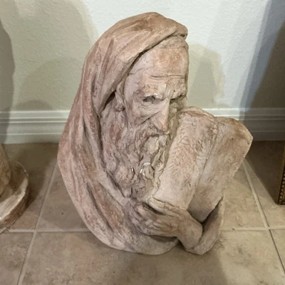 Esta es una reproducción a pequeña escala de la escultura de mármol de Miguel Ángel de Moisés Foto 1 de 3