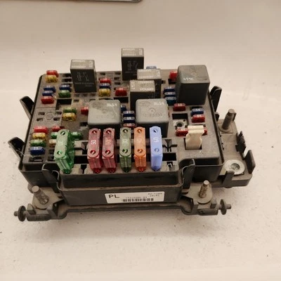 Chevrolet Silverado Suburban Tahoe 1999-2002 caja de fusibles unión OEM 15328806-04 Foto 1 de 4