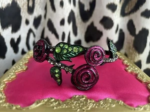 Betsey Johnson Betseyvilla Fuchsia Rosa Glitzer Rose Vine Scharnier Armreif Armband - Bild 1 von 8