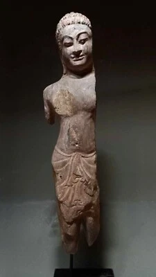 RARO FRAGMENTO DE PIEDRA DEL SUDESTE ASIÁTICO de un BUDA DE PIE, ESTILO JEMER. Foto 1 de 4