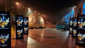 Totem Multimediale DOPPIO SCHERMO 40'' + Retro con Gaming station - Foto 1 di 8