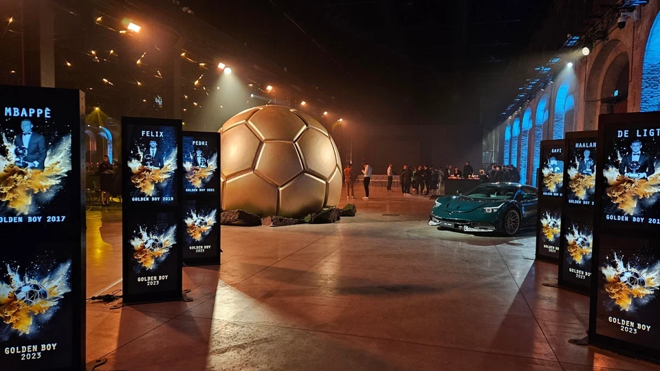 Totem Multimediale DOPPIO SCHERMO 40'' + Retro con Gaming station - Immagine 1 di 4