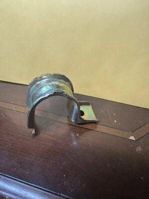 NOS 1990-1991 LINCOLN TOWN CAR STABILIZER SWAY BAR BUSHING BRACKET F0VY-5486-A - Image 1 of 4